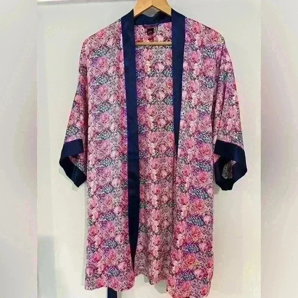 Victoria’s Secret‎ Robe with pockets and tie size small/medium
